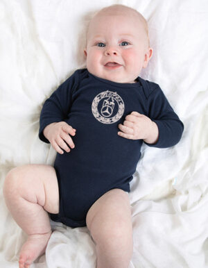 "AM" Babystrampler mit Logo bedruckt